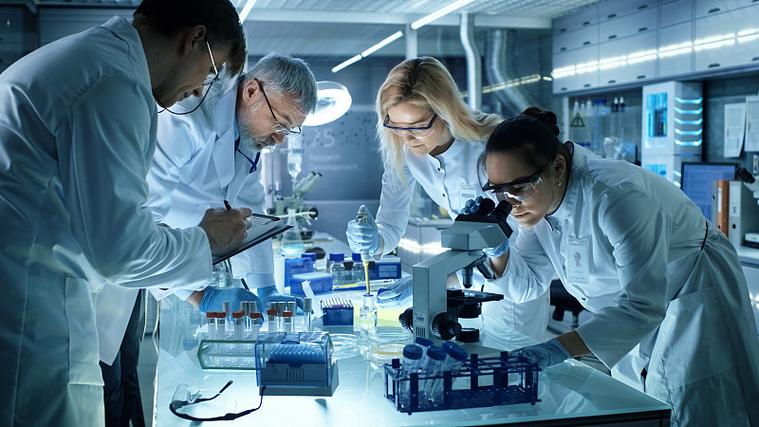 医学研究科学家团队共同致力于新一代实验性药物治疗